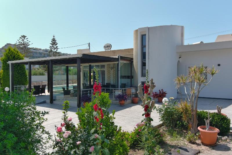 Deluxe Double or Twin Room image 2