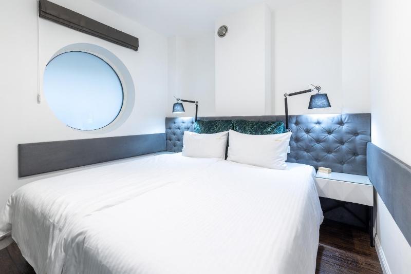 Superior King Room image 3