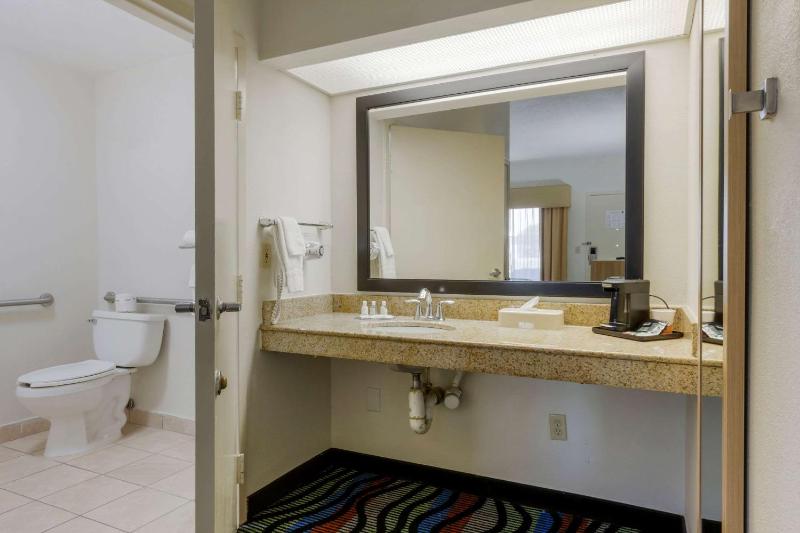 King Room - Accessible/Non-Smoking image 1