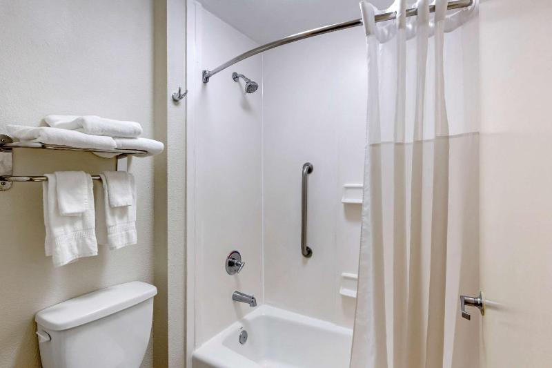 Double Room - Non-Smoking  image 4