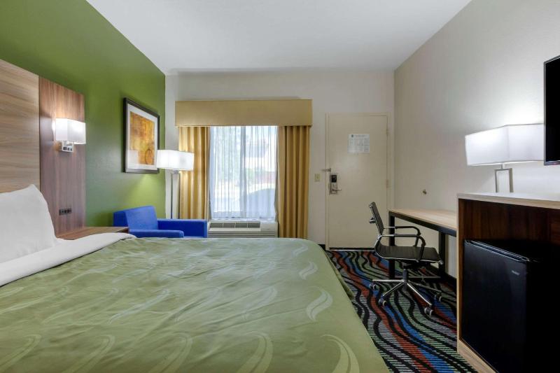 King Room - Accessible/Non-Smoking image 3