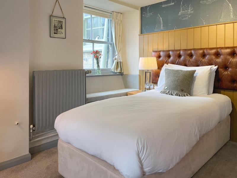 Twin Room image 4
