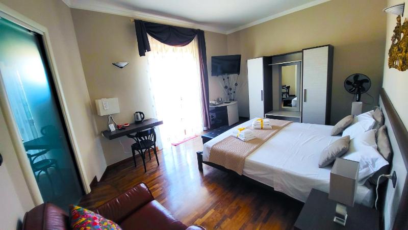 Superior King Room with Balcony image 1