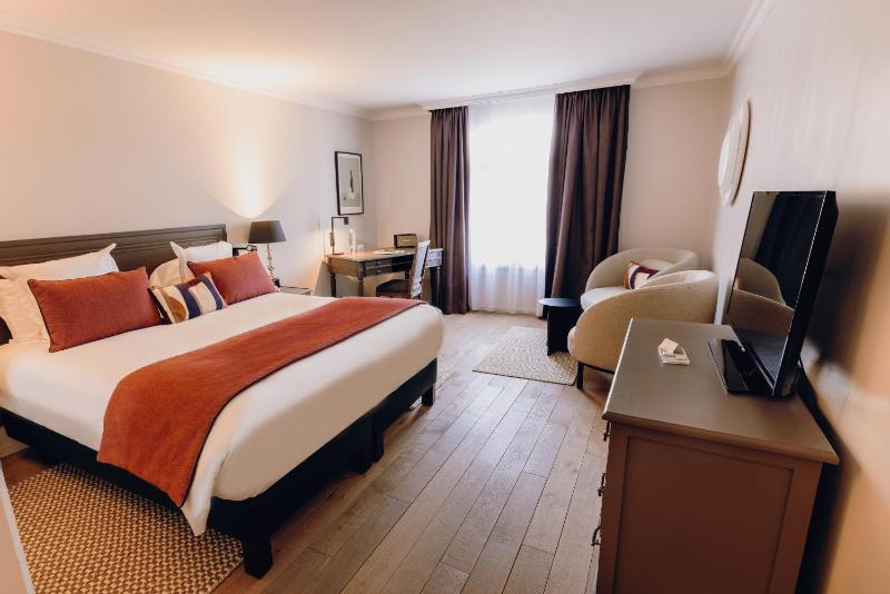 Deluxe Room image 3