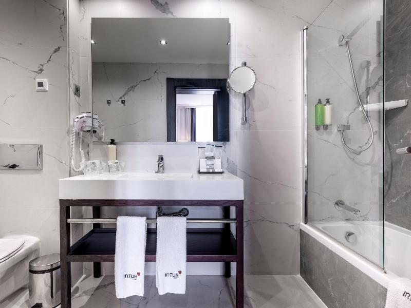 Double or Twin Room with Extra Bed image 4