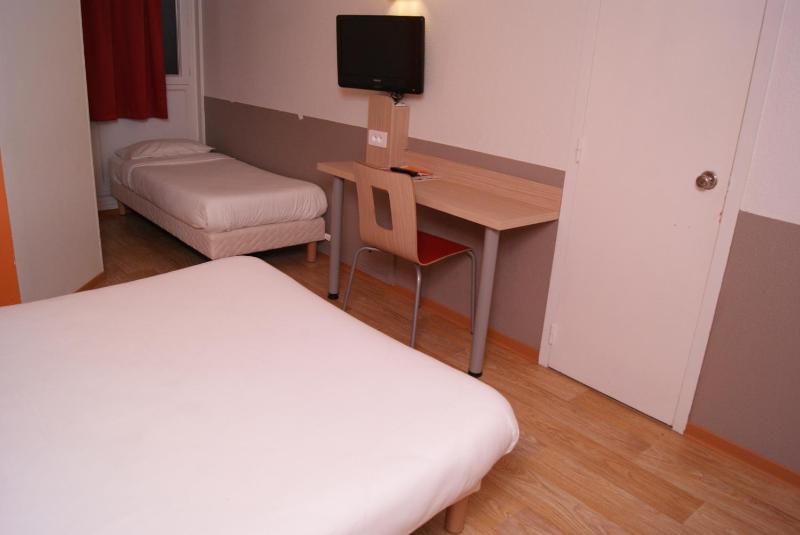 Triple Room (1 Double Bed + 1 Single Bed) image 3