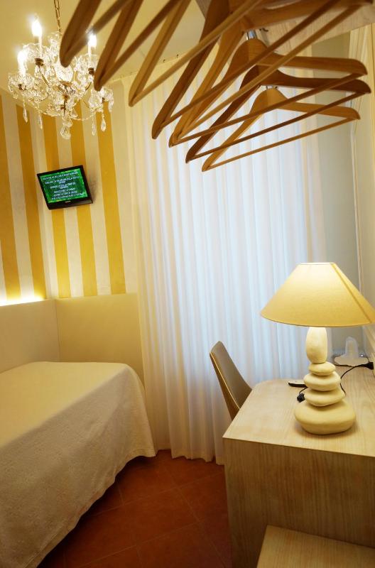 Single Room image 3