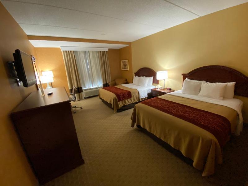 Queen Room with Two Queen Beds - Non-Smoking image 2