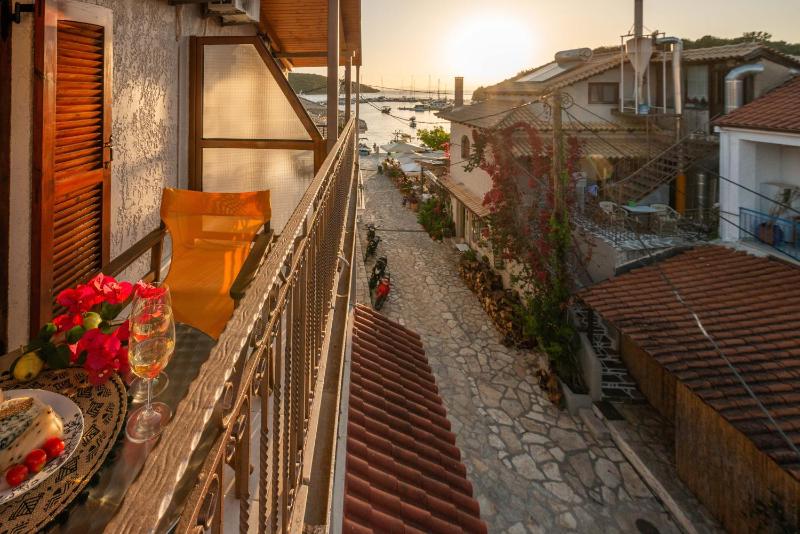 Double Room with Balcony and Sea View image 4