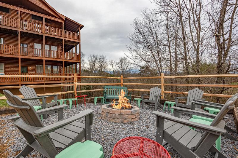 Luxurious 6BR Smoky Mountain cabin with stunning views game room fire pit and hot tub Wi-Fi - image 1