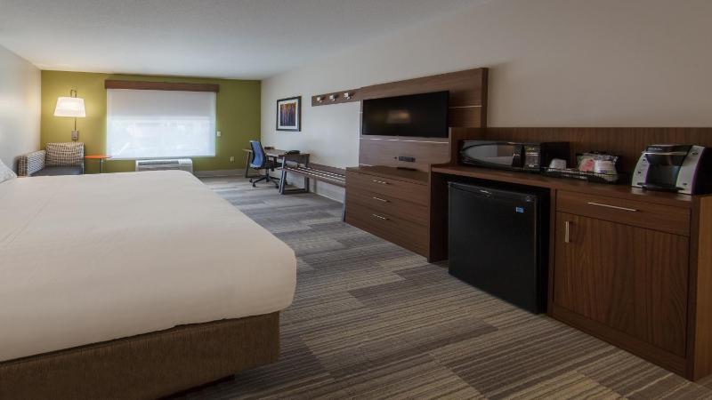 Standard King Room image 2
