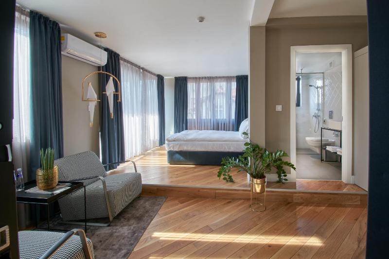 Junior Suite with Balcony image 1