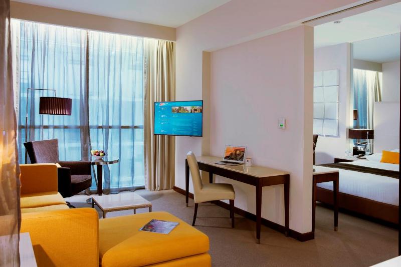 One Bedroom Suite - Queen Bed image 1