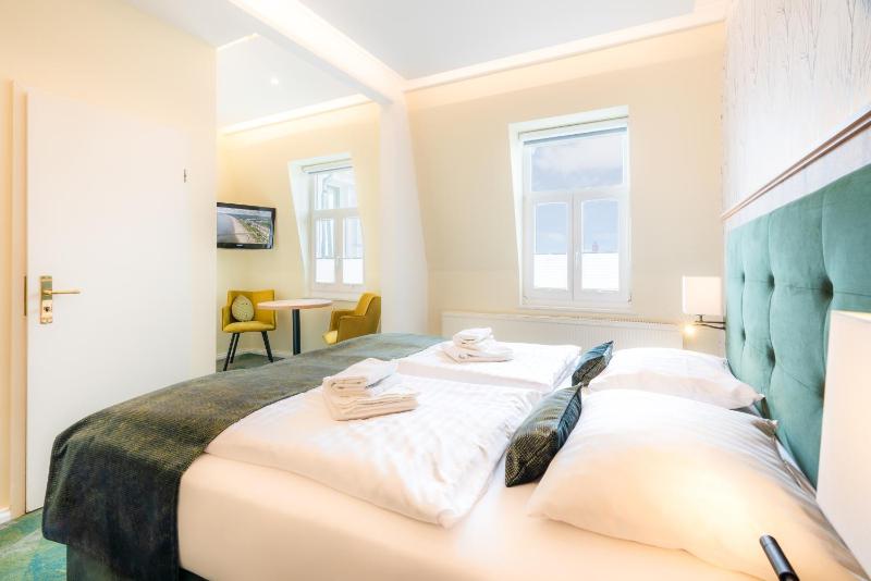 Double Room image 4