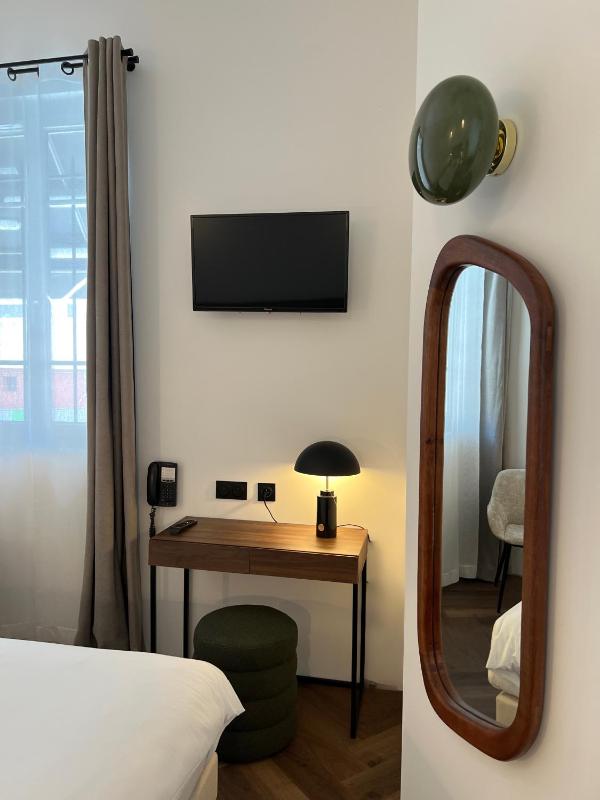 Deluxe Queen Room image 2