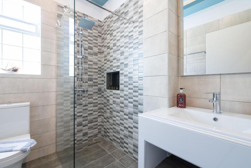 Deluxe Triple Room with Sea View image 2