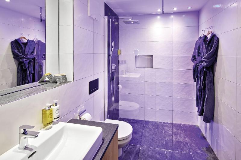 Double Room with Balcony image 3