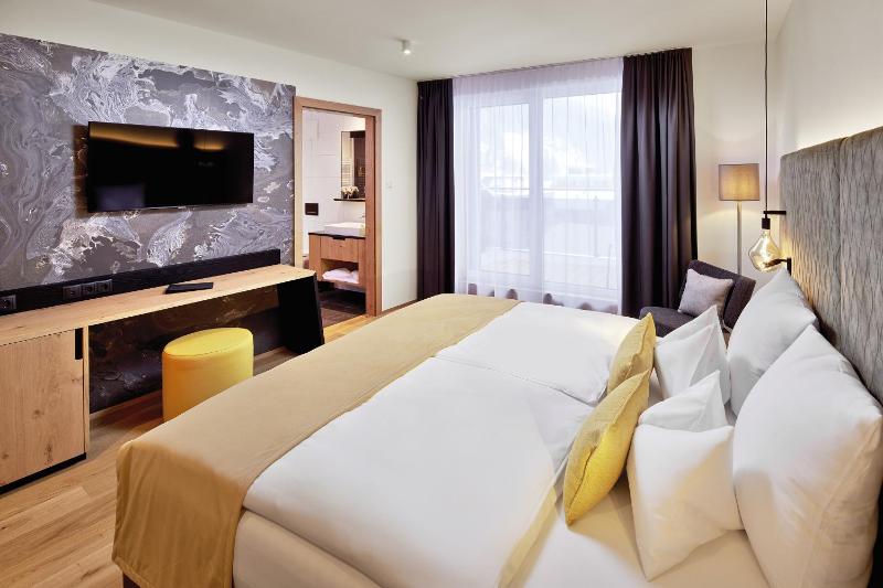 Double Room with Balcony image 4