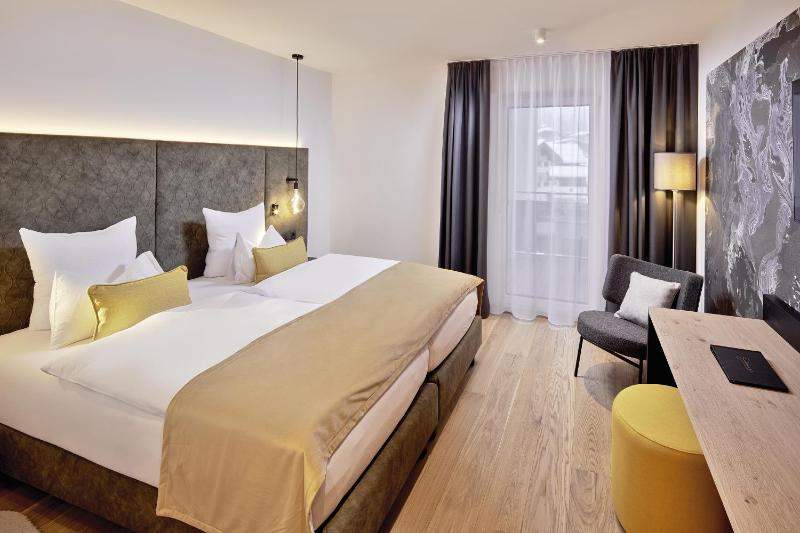 Double Room with Balcony image 4