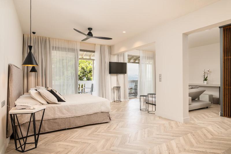Deluxe Suite with Sea View image 1