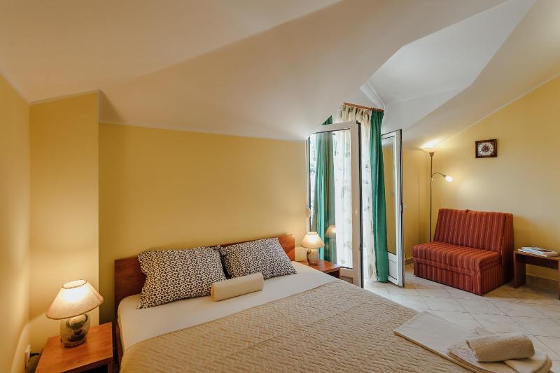 Double Room with Balcony image 4