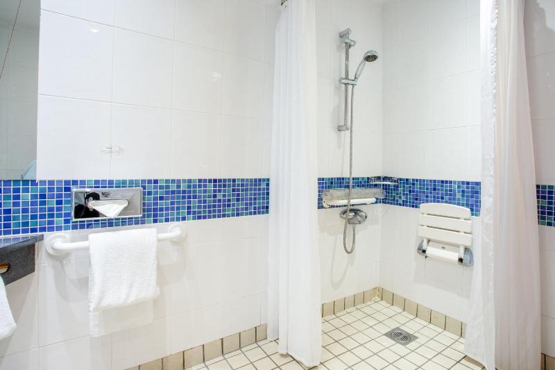 Double Room with Sofa Bed and Free Hot Breakfast - Accessible image 3