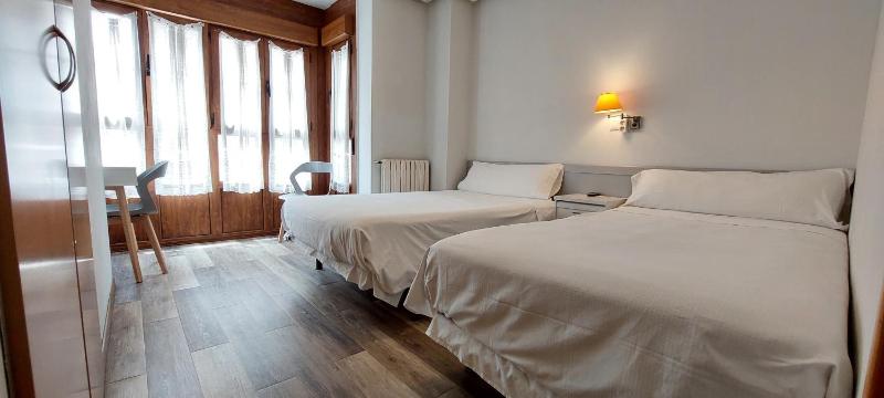 Double Room image 4