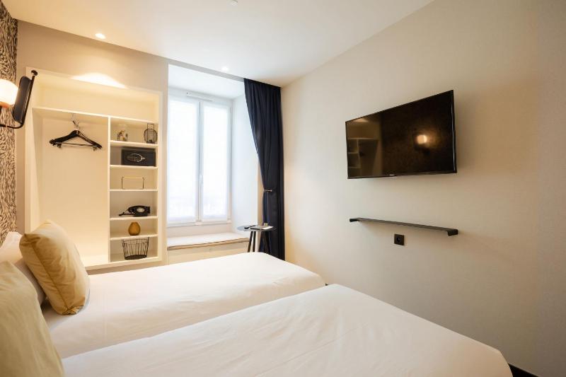 Twin Room image 3