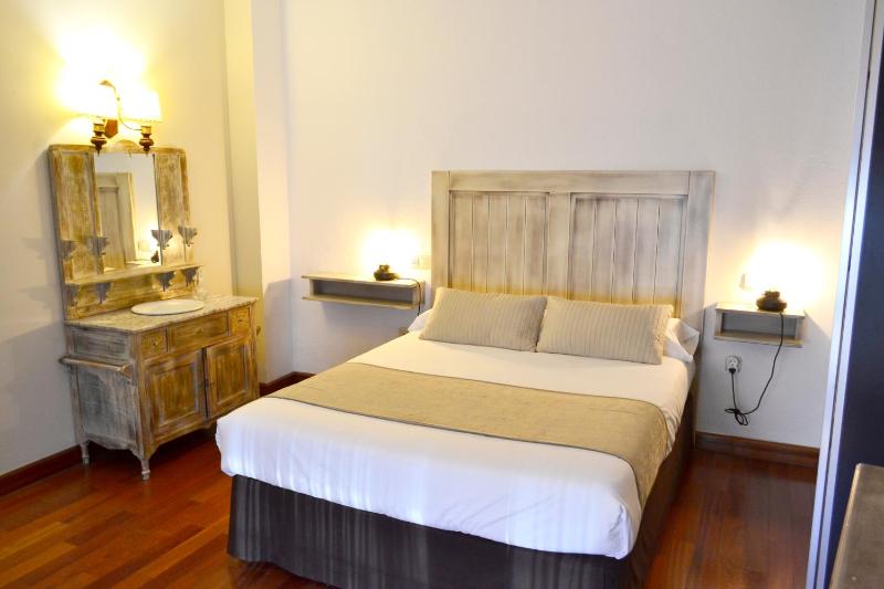 Standard Queen Room image 2
