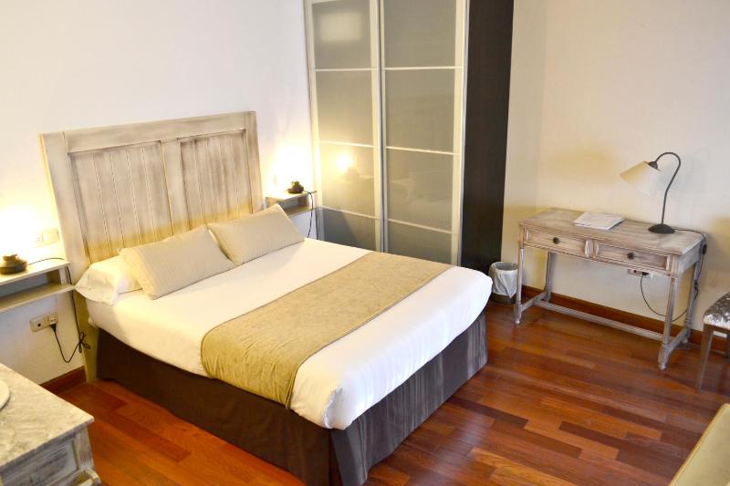 Standard Queen Room image 4