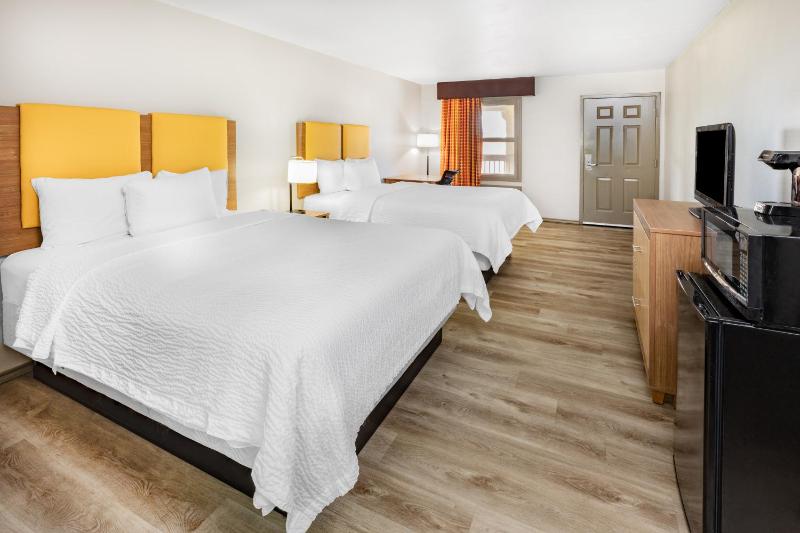 Queen Room with Two Queen Beds - Non-Smoking image 3