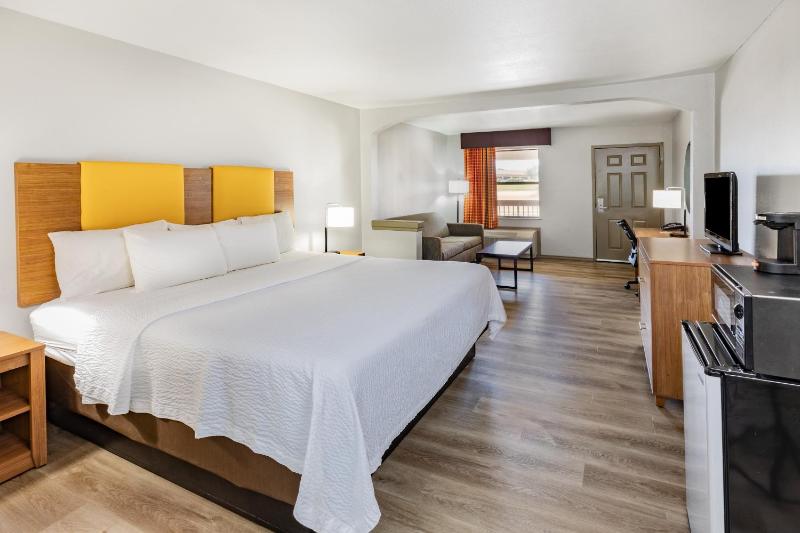 King Room with Bath Tub - Mobility Accessible/Non-Smoking image 4