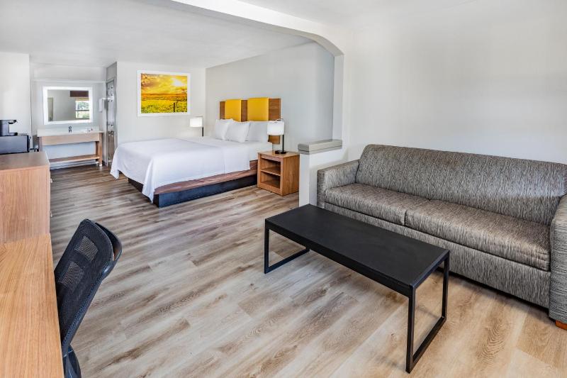 King Room with Bath Tub - Mobility Accessible/Non-Smoking image 2