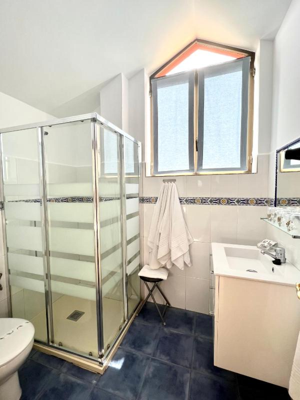Quadruple Room with Shower image 3