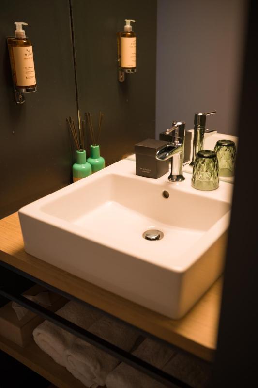 Deluxe Double or Twin Room image 4