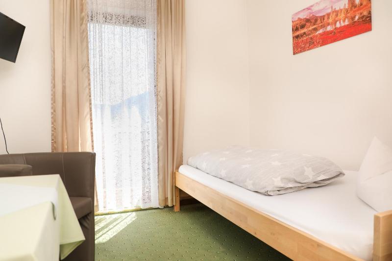 Single Room image 3