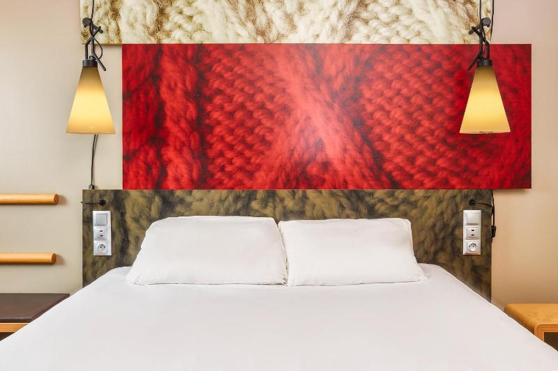 Standard Double Room image 2