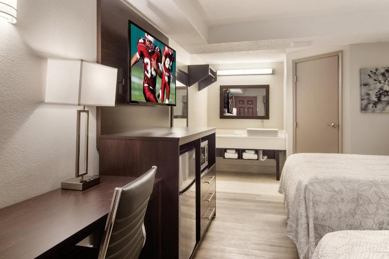 Deluxe Room with Two Queen Beds Smoke Free image 4