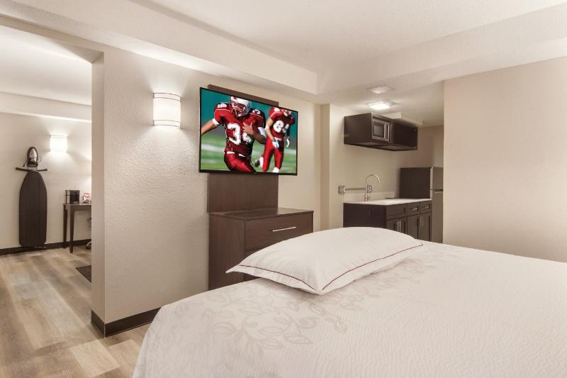 Premium Suite with Multiple Beds Disability Access with Kitchenette Smoke Free (Upgraded Bedding and Snack Box) image 1