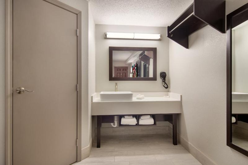 Deluxe Room with Two Queen Beds Smoke Free image 3