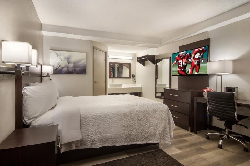 Suite with Three Queen Beds with Kitchenette Smoke Free image 1