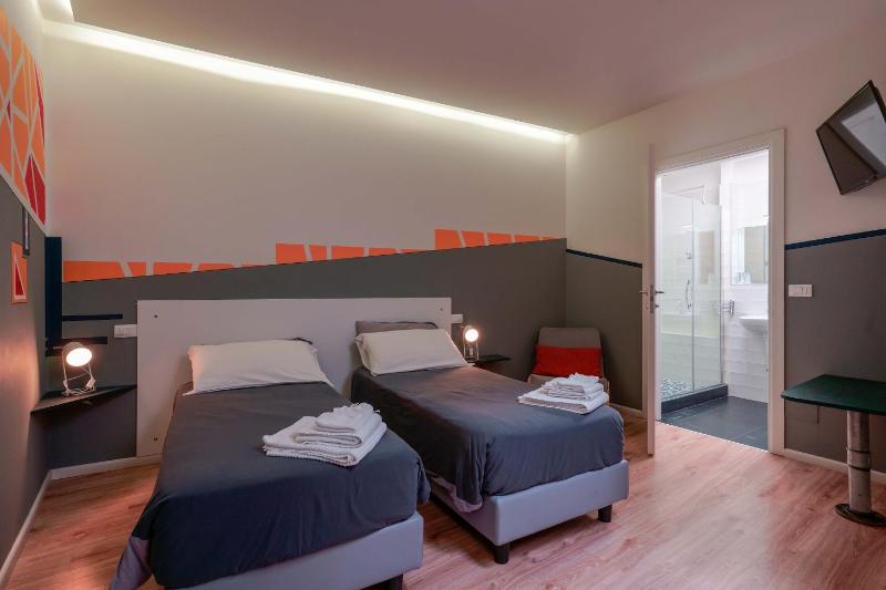 Twin Room image 4