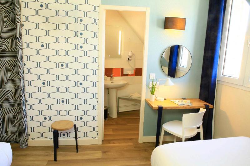 Classic Twin Room - Castle View image 4