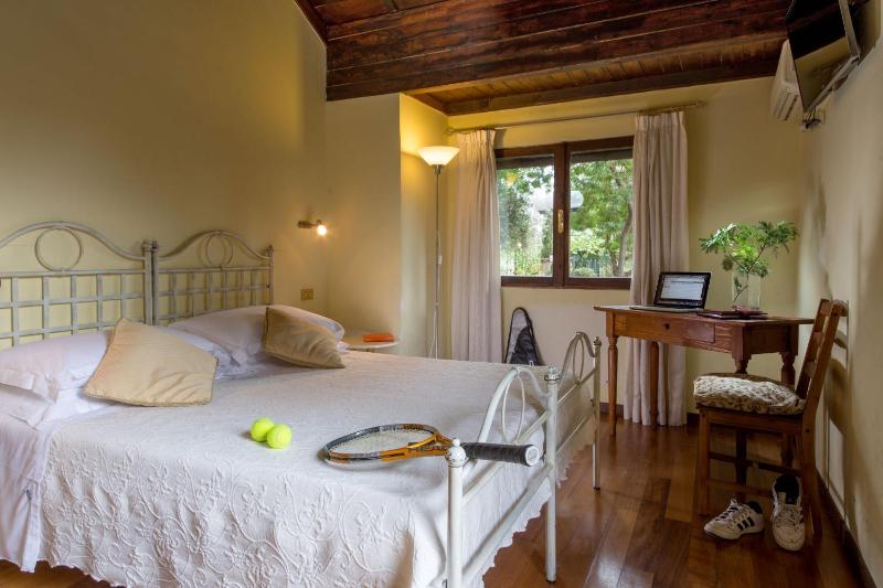 Double Room image 3