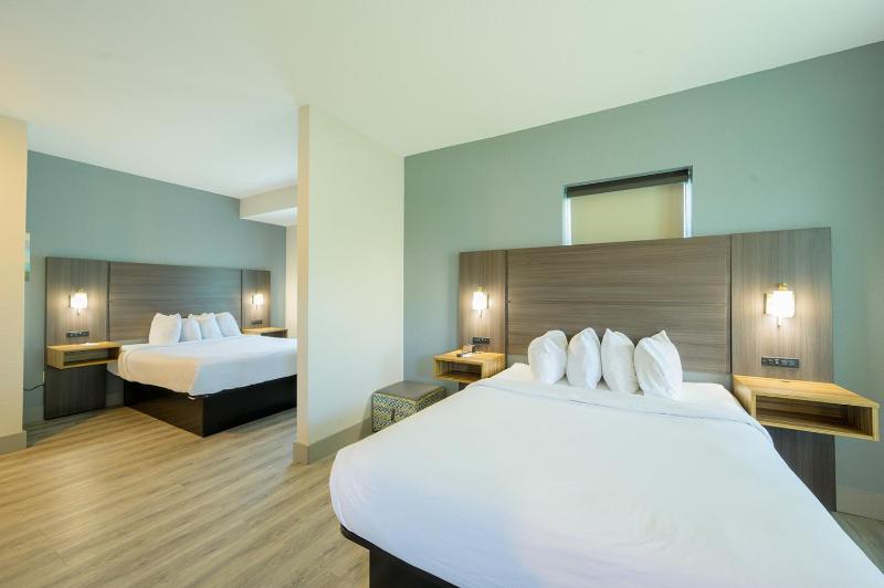 Studio with Two Queen Beds - Non-Smoking image 2