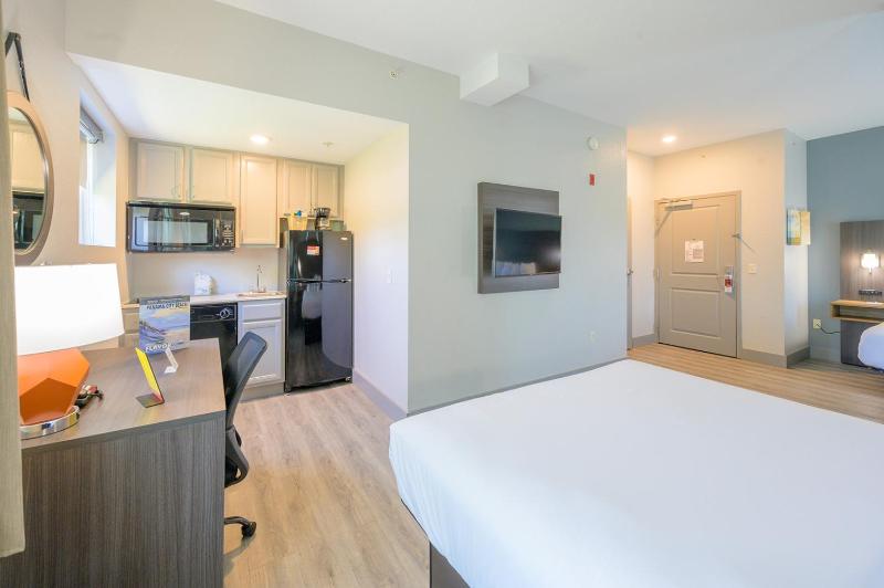 Studio with Two Queen Beds - Non-Smoking image 4