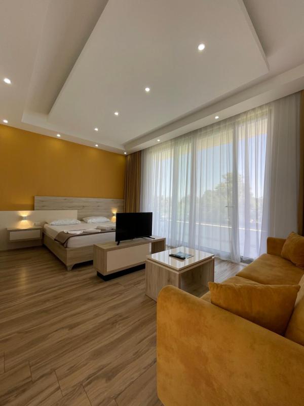 Deluxe Double Room with Extra Bed image 4