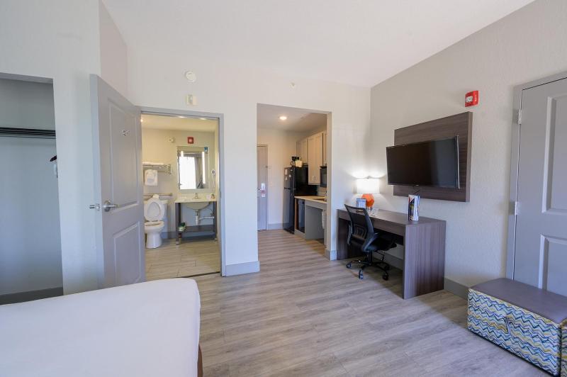 Queen Studio Suite - Mobility Access/Non-Smoking image 4