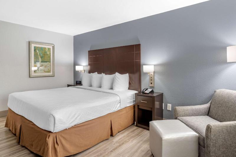 King Room with Bath Tub - Disability Access/Non-Smoking image 4