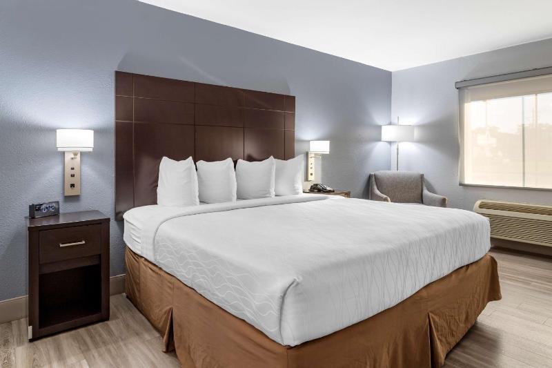 King Room with Bath Tub - Disability Access/Non-Smoking image 1